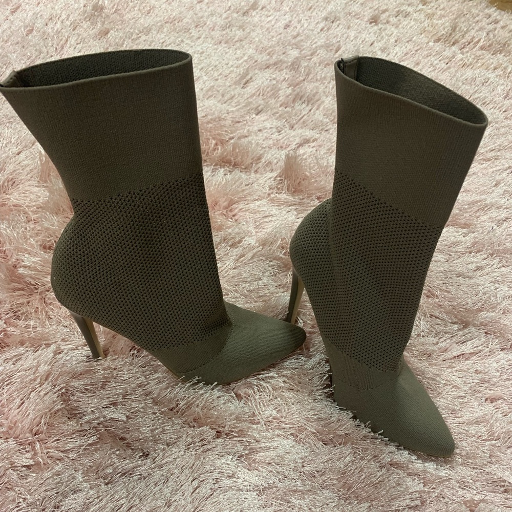Steve Madden size 7 tan stiletto boots never worn.
